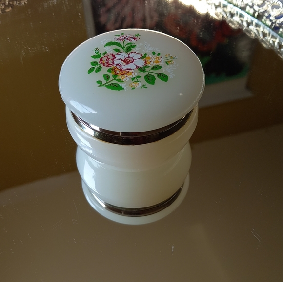 Vintage clamshell trinket box - Picture 8 of 13